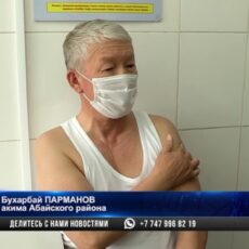 Аким Абайского района Бухарбай Парманов вакцинировался