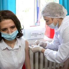 Работники русского драмтеатра привились от коронавируса