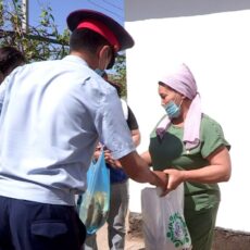 Полицейские Шымкента раздали продукты вдовам