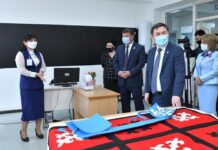 Аким Шымкента с депутатами пришли в школу аким