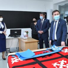 Аким Шымкента с депутатами пришли в школу аким