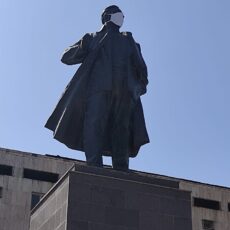 В Шымкенте на памятнике Турару Рыскулову появилась медицинская маска Турар Рыскулов