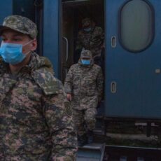 В Шымкент прибыли призывники из трех областей военные