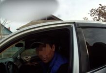 Водитель в Жетысае отказался снять тонировку и протащил полицейского на двери авто нарушитель