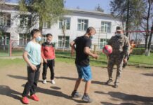 В Шымкенте военные побывали в детском доме военные
