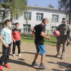 В Шымкенте военные побывали в детском доме военные
