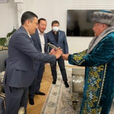 Депутаты маслихата поздравили Сандыбаева Дауренбека с днем рождения