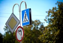 Более 10 тысяч дорожных знаков установят в Казахстане дорожный знак