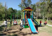 Кентау: Выпускники подарили сельским детям игровую площадку площадка