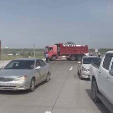 Школьники из Шымкента устроили беспредел на трассе кортеж