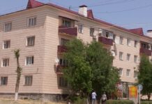 На середине пути: Жители Кентау требуют завершить ремонт их дома Дом