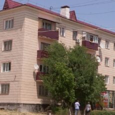 На середине пути: Жители Кентау требуют завершить ремонт их дома Дом