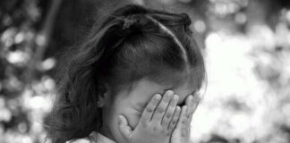 2-летняя девочка потерялась в парке в Шымкенте ребенок