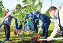 Мурат Айтенов вместе с представителями разных этносов посадил деревья