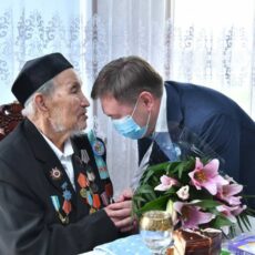 Аким города поздравил ветерана с праздником аким