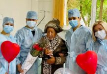 Врачи поздравила ветерана, перенесшего операцию на сердце ветеран