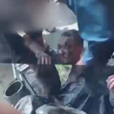 Двое рабочих провалились в колодец: спасение попало на видео в Арыси рабочие провалились в колодец