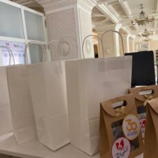 Гостям Шымкента вручают национальные сувениры сувениры