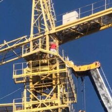 Житель Туркестана хотел спрыгнуть со строительного крана кран