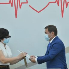 Кого из медиков Шымкента отметили наградами аким