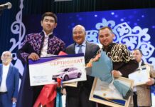 Победитель айтыса в Туркестанской области получил автомобиль акын