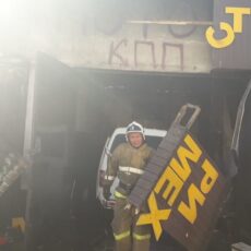В Шымкенте произошел пожар на СТО, огнем уничтожен автомобиль