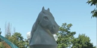 Ход конем: Шахматную фигуру установили в парке Шымкента конь