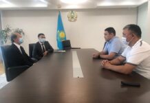 Президент Назарбаев Университета встретился с семьей братьев, погибших в горах