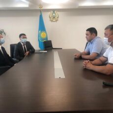 Президент Назарбаев Университета встретился с семьей братьев, погибших в горах