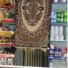Табак за шторку: В магазинах витрины с табачными изделиями завешивают коврами ковер