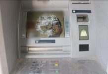 Психанул: Мужчина в Келесе со злости разбил экран банкомата банкомат