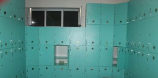 В аквапарке Жетысая воровка обокрала посетительницу шкаф