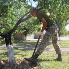Жители военного городка навели в нем порядок субботник
