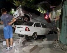 В Шымкенте машина в результате ДТП повисла на дереве ДТП