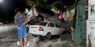 В Шымкенте машина в результате ДТП повисла на дереве ДТП