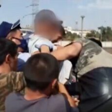 В Шымкенте полицейские и пожарные не дали мужчине спрыгнуть с моста