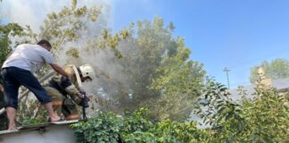 В Шымкенте во время тушения пожара двух человек эвакуировали в безопасное место