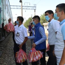 На станции Тюлькубас пассажиров поезда покормили обедом
