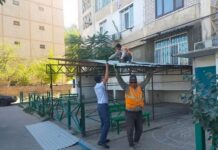 В Енбекшинском районе Шымкента сносят незаконные пристройки к многоэтажкам снос