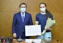 Аким Шымкента вручил ключи от квартир бронзовым призерам летних Олимпийских игр в Токио