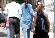 В Туркестанской области более 2 тыс школьников переведены на карантин школьница