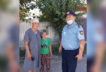 Полицейские Жетысая вернули домой заблудившуюся девочку