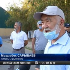 Дети играют среди мусора