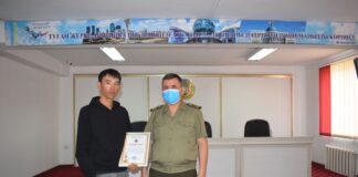 В Шымкенте наградили парня, который потушил горевшую грузовую ГАЗель наградили парня