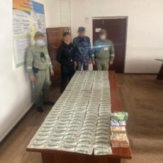 Гражданин Кыргызстана пытался незаконно переправить доллары и тенге в Казахстан незадекларированные денежные средства