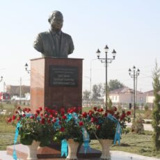В Мактааральском районе состоялось открытие бюста Косману Айтмухаметову Косман Айтмухаметов