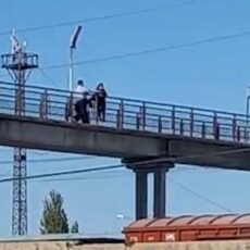Полицейские Туркестана спасли женщину, пытавшуюся спрыгнуть с моста
