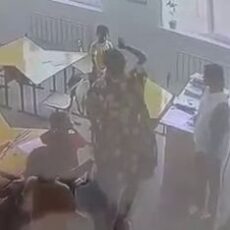 В Шымкенте первоклассника в школе ударила по лицу пожилая женщина