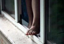 Полицейские спасли молодую женщину, пытавшуюся спрыгнуть с крыши 5-этажного дома суицид