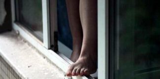 Женщину, выбросившуюся из окна вместе с детьми, похоронят на Родине мужа суицид